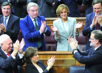 GRA459. MADRID, 29/10/2016.- El líder del PP y presidente del Gobierno en funciones, Mariano Rajoy (d), es aplaudido por los diputados de su partido tras ser investido hoy presidente del Gobierno por mayoría simple al conseguir 170 votos a favor, del PP, Ciudadanos, CC, Foro y UPN, 111 en contra y 68 abstenciones de socialistas, esta tarde en la Cámara Baja. EFE/Chema Moya