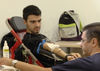Los alumnos de Enfermería participan en una donación de sangre en el campus