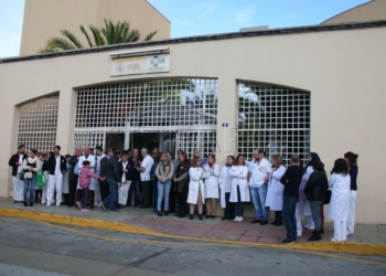 Sanitarios, sindicatos y autoridades se concentran en Cabrerizas para protestar contra las agresiones en el centro de salud