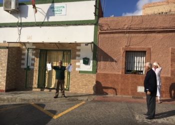 Abdelmalik Tajar Mohamed posa para El Faro ante el local cerrado de la mezquita de la calle Cantera del Carmen, 17.