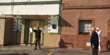 Abdelmalik Tajar Mohamed posa para El Faro ante el local cerrado de la mezquita de la calle Cantera del Carmen, 17.