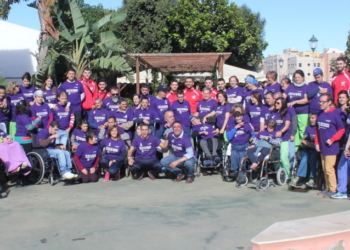 Foto de familia de la visita al Gámez Morón del Club Voleibol Melilla