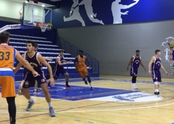 Jugadores del cuadro estudiantil, en uno de los partidos en el Guillermo García Pezzi.