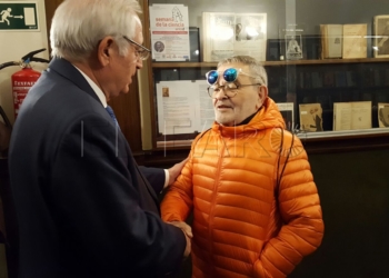Juan José Imbroda, saludando a Fernando Arrabal