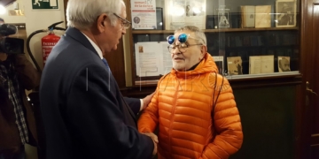 Juan José Imbroda, saludando a Fernando Arrabal