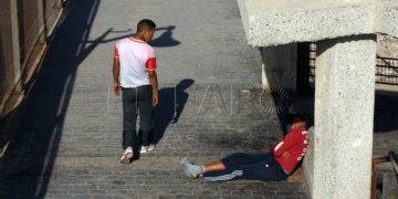 Dos menores extranjeros no acompañados, en las escolleras del puerto.