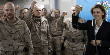 GRA248. BESMAYAH, 18/12/2016.- La ministra de defensa, María Dolores de Cospedal, durante su visita a las tropas españolas de misión en Irak, encuadradas en la coalición inernacional contra el terrorismo yihadista y el Dáesh. EFE / Chema Moya.