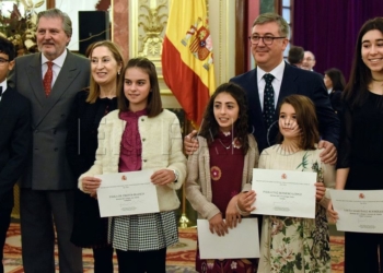 GRA258. MADRID, 19/12/2016.- Fotografía facilitada por el Ministerio de Cultura del titular del departamento, Íñigo Méndez de Vigo (2i), junto a la presidenta del Congreso, Ana Pastor (3i), durante la entrega de los premios del concurso nacional de 2016 "Una Constitución para todos" hoy en la Cámara Baja. EFE/