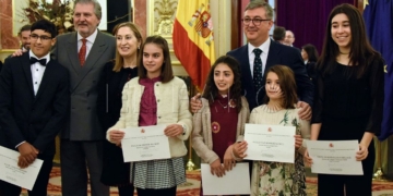 GRA258. MADRID, 19/12/2016.- Fotografía facilitada por el Ministerio de Cultura del titular del departamento, Íñigo Méndez de Vigo (2i), junto a la presidenta del Congreso, Ana Pastor (3i), durante la entrega de los premios del concurso nacional de 2016 "Una Constitución para todos" hoy en la Cámara Baja. EFE/