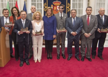 GRA227. SEVILLA, 05/12/2016.- El ministro del Interior, Juan Ignacio Zoido(cd) junto a la ministra de Empleo y Seguridad Social, Fátima Báñez(ci) posa con los premiados tras la entrega de los 'XI Premios Plaza de España', hoy en Sevilla donde ha dicho que la Constitución "tiene una salud envidiable" y, aunque ha reconocido que "no es inamovible", ha pedido "evitar el revisionismo por el revisionismo". EFE/Raúl Caro.