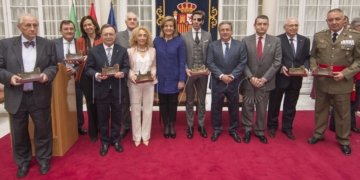 GRA227. SEVILLA, 05/12/2016.- El ministro del Interior, Juan Ignacio Zoido(cd) junto a la ministra de Empleo y Seguridad Social, Fátima Báñez(ci) posa con los premiados tras la entrega de los 'XI Premios Plaza de España', hoy en Sevilla donde ha dicho que la Constitución "tiene una salud envidiable" y, aunque ha reconocido que "no es inamovible", ha pedido "evitar el revisionismo por el revisionismo". EFE/Raúl Caro.