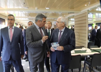 Adolfo Utor, presidente de Baleària, junto a Juan José Imbroda y Miguel Marín, ayer en el buque Nissos Chios.