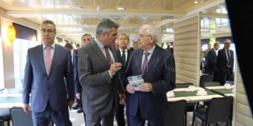 Adolfo Utor, presidente de Baleària, junto a Juan José Imbroda y Miguel Marín, ayer en el buque Nissos Chios.
