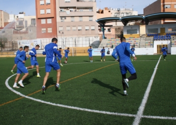 Todos los jugadores de la primera plantilla de la UD Melilla se desplazaron hasta el campo federativo de La Espiguera, para el entrenamiento.