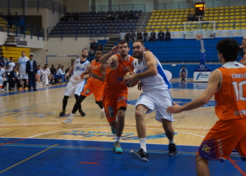 Oliver Arteaga, con el balón, fue el jugador más valorado del Melilla Baloncesto.