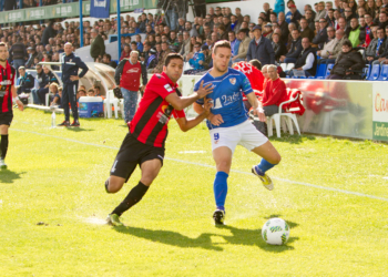 El central melillense Mahanan, en el centro, en una lucha por hacerse con un balón ante un jugador visitante.