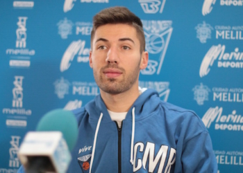 El base del Melilla Baloncesto, Jorge Sanz, en la rueda de prensa oficial del club.