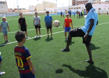 Diakité, con los jóvenes valores de la cantera de nuestra ciudad.