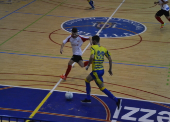 Borja, jugador de la Consti, con el balón fue uno de los destacados.