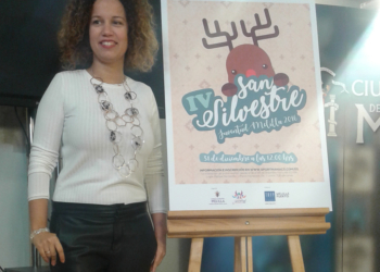 La viceconsejera de Educación y Juventud, Isabel Moreno, con el cartel de la competición.