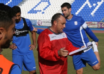 El técnico melillense, junto a sus jugadores, en una de las sesiones de entrenamientos.