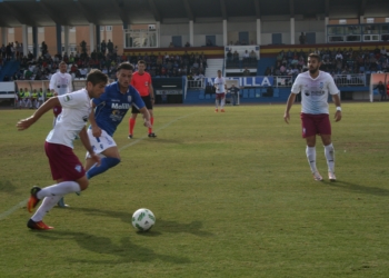 Jairo Álvarez disputando un balón en el partido de ida.