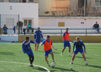 Imagen del entrenamiento realizado ayer sobre el césped sintético de La Espiguera.