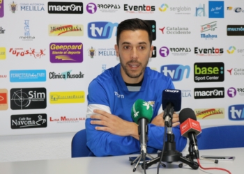 El lateral izquierdo azulino Álex Cruz, durante su comparecencia en la sala de prensa de la UD Melilla.