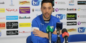 El lateral izquierdo azulino Álex Cruz, durante su comparecencia en la sala de prensa de la UD Melilla.