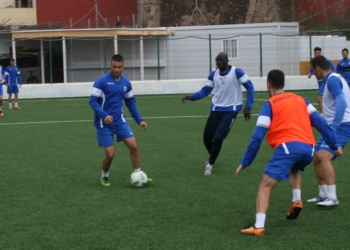 David Vázquez, con el esférico, en una de las sesiones de entrenamiento llevadas a cabo en el campo federativo de La Espiguera.