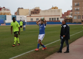 Josu Uribe, primer entrenador de la UD Melilla, junto a Jilmar, en un saque de banda.