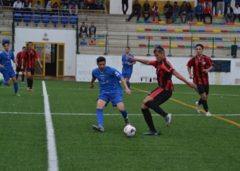 El melillense Jessé, en la salida de una jugada desde la defensa del Rusadir.