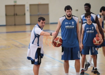 Javi Muñoz da instrucciones a los jugadores del Decano.