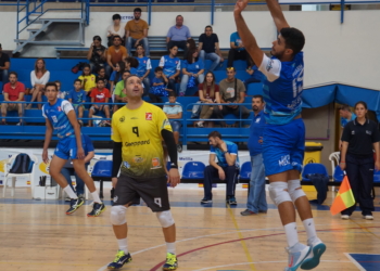 Jugada del CV Melilla en la Superliga Masculina.