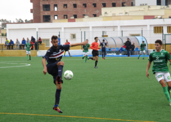 El melillense Pelu, en una de las jugadas peligrosas del partido de ayer.