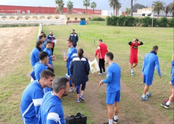 Los jugadores de la Unión Deportiva Melilla se hidratan durante la sesión de entrenamiento realizada ayer por la mañana en el Centro Deportivo Militar La Hípica.