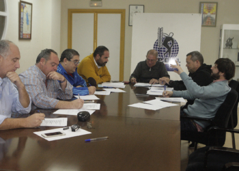 Avelino Gutiérrez, en una reunión con los miembros de la junta directiva de la APDM.