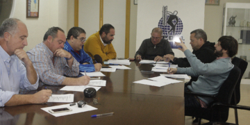 Avelino Gutiérrez, en una reunión con los miembros de la junta directiva de la APDM.