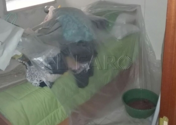 Los muebles forrados de plástico en Minas del Rif porque llueve dentro de casa
