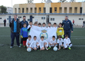 Jugadores de las cuatro escuadras que intervinieron en las dos finales de la categoría de benjamines.