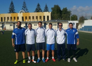 Grupo de entrenadores que se encuentran al frente de todos los participantes.