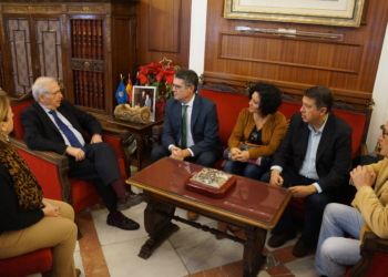 El presidente de la ciudad Autónoma, Juan José Imbroda, recibió en su despacho a los presidentes de las Federaciones de Natación de Andalucía y de Melilla, Juan José Méndez y Sonia Urbaneja.