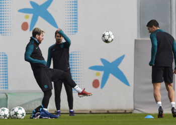 El delantero argentino Leo Messi (i) y el uruguayo Luis Suárez (d) del FC Barcelona durante el entrenamiento.