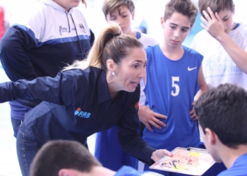 Imagen de uno de los técnicos de la Federación Melillense de Baloncesto, con los jóvenes jugadores.