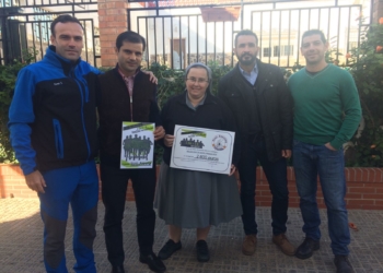 Entrega del dinero a las Religiosas de María Inmaculada.