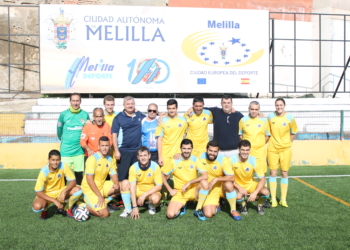 Foto de familia de los componentes de las dos escuadras que midieron sus fuerzas.