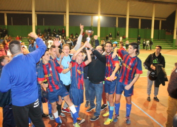 Los componentes de la Peña Barcelonista levantan la I Copa Centenario RFMF en categoría juvenil de fútbol sala.