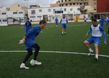 Sesión de entrenamientos de la UD Melilla, en el campo federativo de La Espiguera.