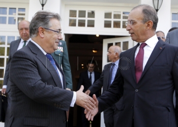 El ministro español del Interior, Juan Ignacio Zoido (i), es recibido por su homólogo marroquí, Mohamed Hassad (d), en Rabat (Marruecos).