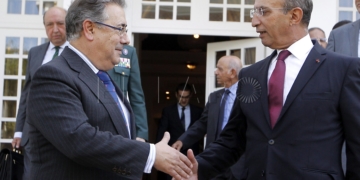 El ministro español del Interior, Juan Ignacio Zoido (i), es recibido por su homólogo marroquí, Mohamed Hassad (d), en Rabat (Marruecos).